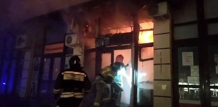 В Горячем Ключе произошел крупный пожар в пятиэтажном жилом доме 