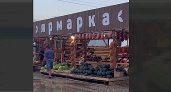«Одни весы для покупателей, а другие – для себя?» Посетители придорожной ярмарки на Кубани показали, как их пытался надуть продавец арбузов - ВИДЕО