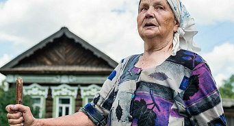 На Украине бабушка с тарелкой картошки жестко ответила внуку-нацисту - ВИДЕО