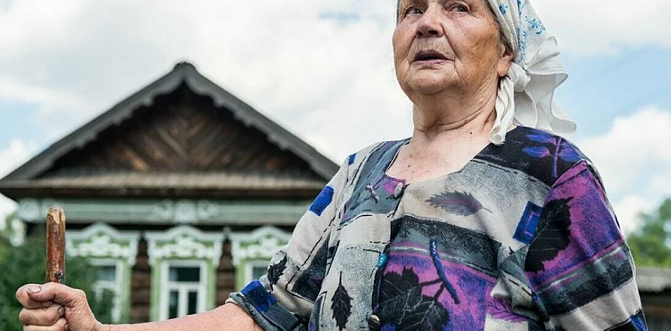 На Украине бабушка с тарелкой картошки жестко ответила внуку-нацисту - ВИДЕО
