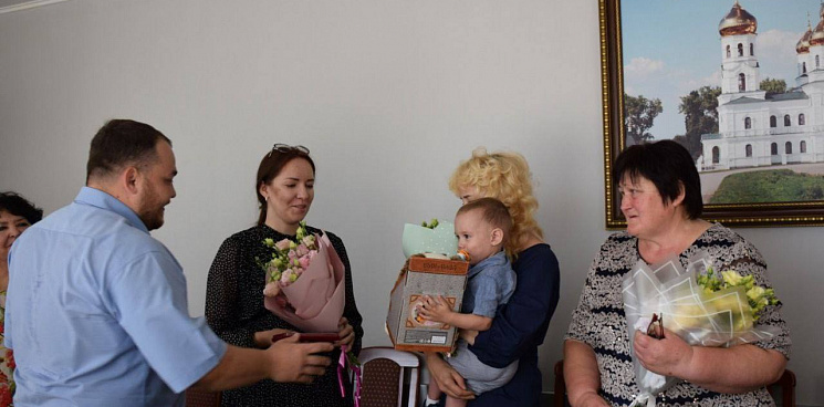 На Кубани матери погибшего в спецоперации казака вручили орден Мужества