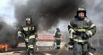 «Это не беспилотник?» В Краснодаре на Ростовском шоссе горит здание площадью 400 квадратных метров