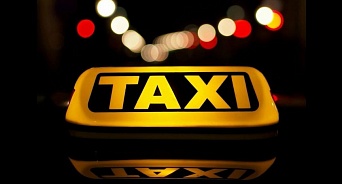 В Краснодаре пьяный водитель такси протаранил четыре машины и ворота школы