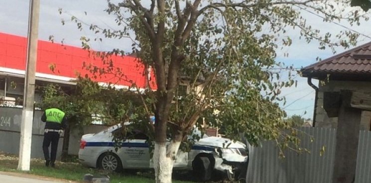 В Крымске патрульный автомобиль врезался в забор частного дома