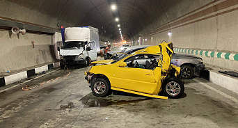 Массовая авария в Сочи: в тоннеле встретились два автомобиля и «ГАЗель»