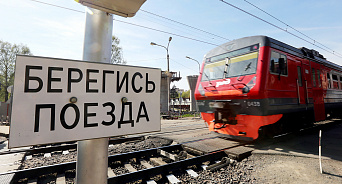 «С добрым утром!» В Краснодарском крае неизвестные в форме жёстко ссадили мужчину с поезда: с электрошокером и побоями