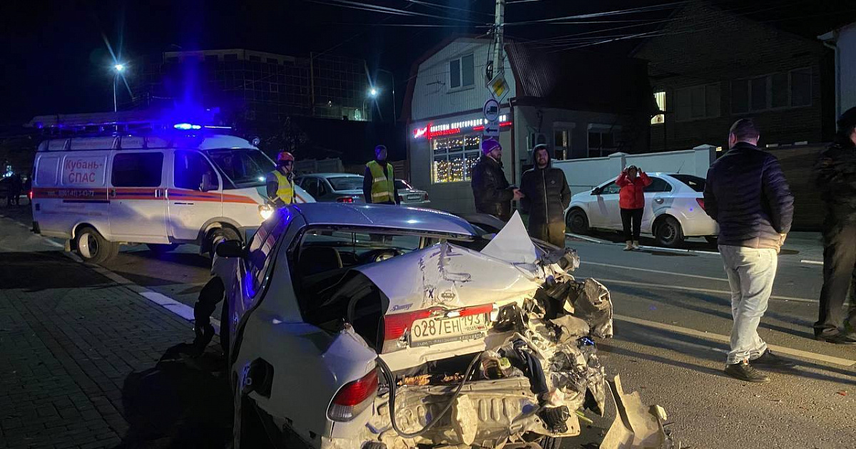 В Геленджике беременная девушка пострадала в жёсткой аварии, в которой автокран протаранил 13 машин