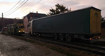 В Краснодаре фура заехала на трамвайные пути и заблокировала дорогу 