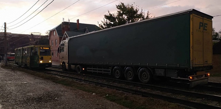 В Краснодаре фура заехала на трамвайные пути и заблокировала дорогу 