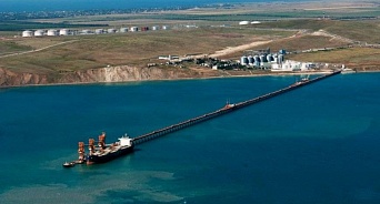 В порту Тамань на Кубани произошел разлив мазута в море 