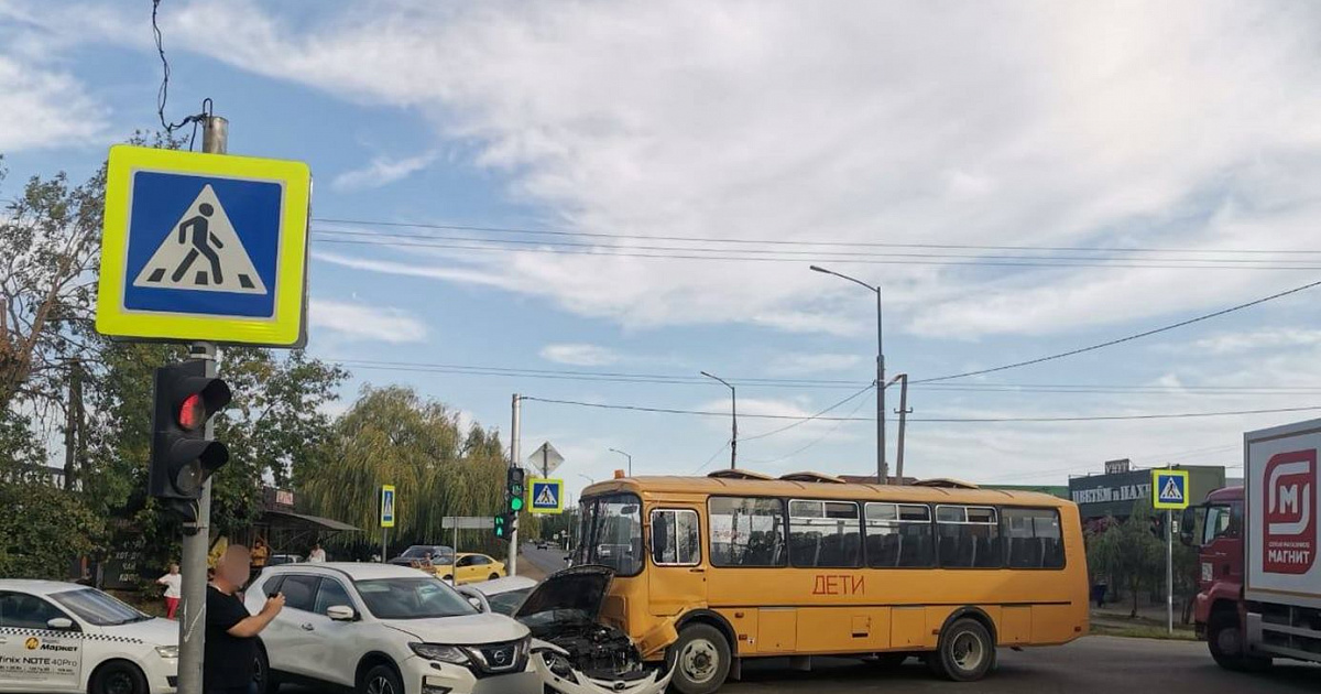 В Краснодаре «автоледи» мчала на красный и влетела в школьный автобус — УМВД