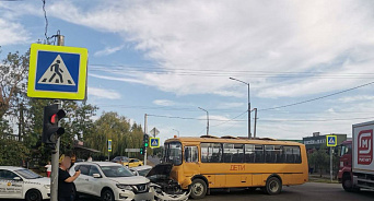 В Краснодаре «автоледи» мчала на красный и влетела в школьный автобус — УМВД