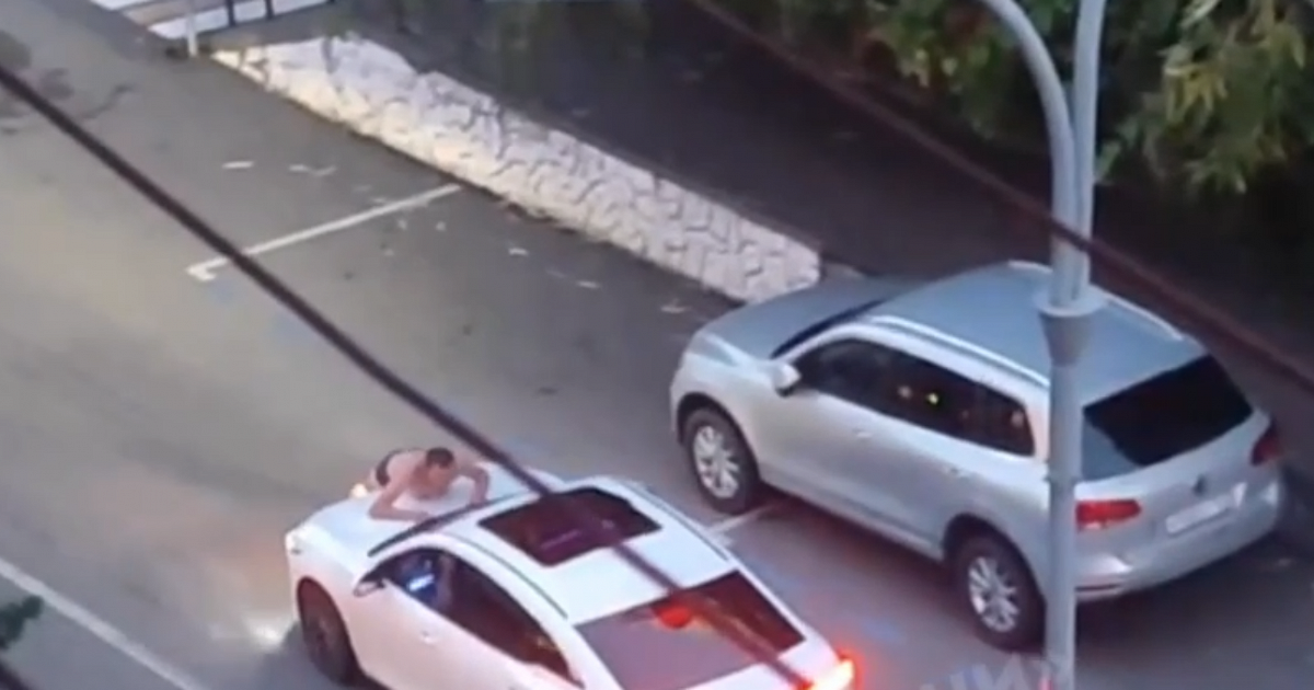 В Сочи кричавшего мужчину в трусах возили на капоте автомобиля