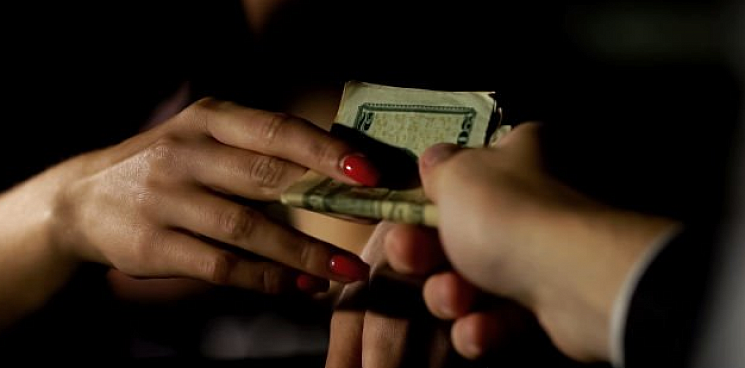 «В смысле у проститутки денег больше, чем у меня?» В Краснодаре парень пырнул ножом девушку лёгкого поведения, когда узнал, сколько она зарабатывает