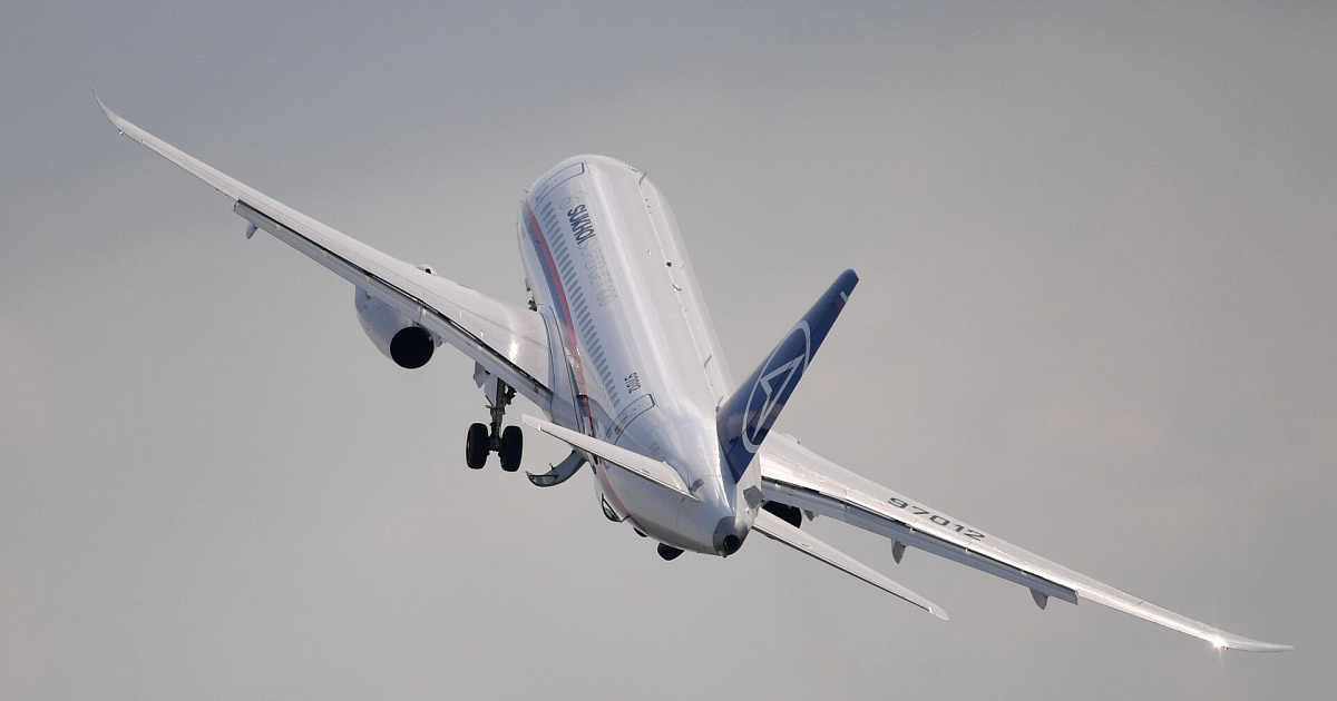 «Штормовой ветер прервал полёт»: в Сочи самолёту Sukhoi Superjet 100 дважды пришлось экстренно садиться из-за нехватки топлива