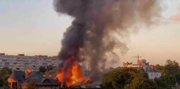 В центре Краснодара вспыхнул пожар в частном секторе - ВИДЕО