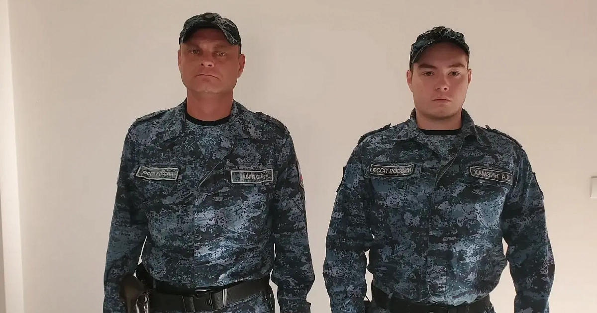 В Краснодаре судебные приставы спасли посетительницу с новорожденным