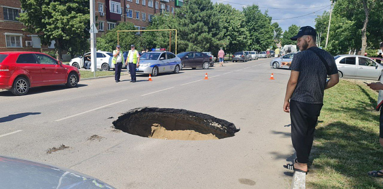 В центре города на Кубани авто провалилось в двухметровую яму