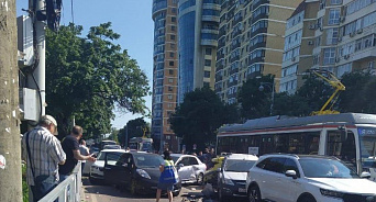В Краснодаре столкнулись несколько автомобилей и трамвай - ВИДЕО