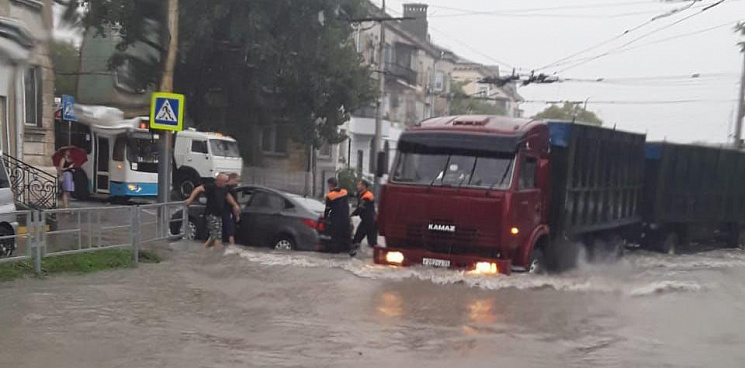 В Новороссийске из-за ливня утонули автомобили - ВИДЕО