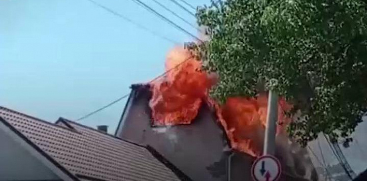 «Треск, взрывы и пламя»: в Краснодаре в микрорайоне Дубинка полыхает частный дом – ВИДЕО 