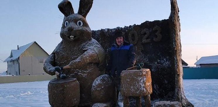 Житель Якутии, прославившийся своими скульптурами из навоза, представил символ 2023 года