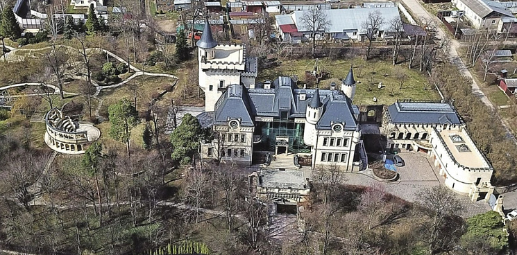 Алла Пугачева поможет Зеленской собирать деньги на боевиков ВСУ - в замок певицы начали водить экскурсии