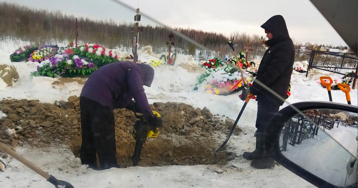 В Югре женщина двое суток рыла мерзлый грунт, чтобы похоронить мать – мэр принёс извинения