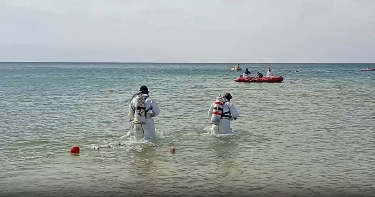 Почти за неделю в Анапе с морского дна подняли 920 мешков с мазутом