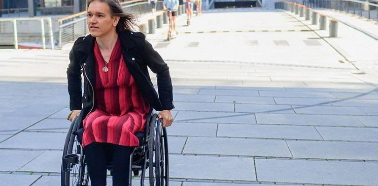 «Всегда мечтал родиться парализованной женщиной»: в Норвегии здоровый мужчина в платье ездит в инвалидном кресле - ВИДЕО