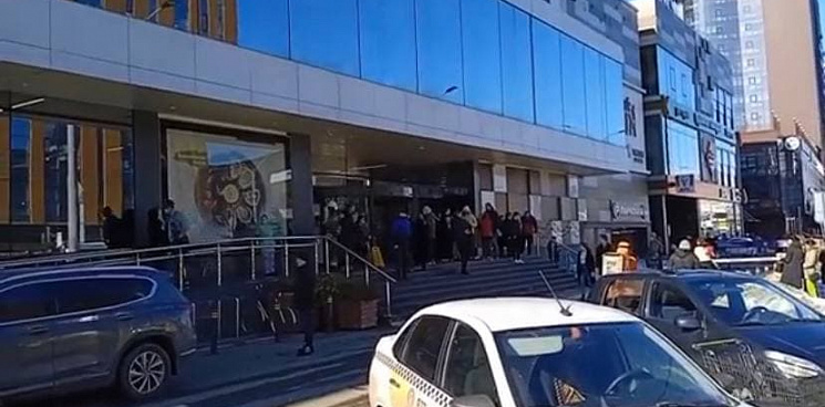 В Краснодаре из-за пожара в супермаркете эвакуировали 200 человек