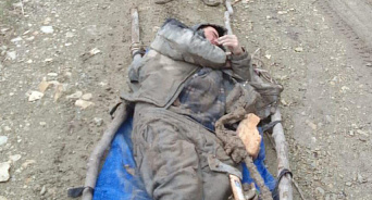 «Накормили и тащили по грязи»: в Новороссийске спасатели вынесли из леса мужчину со сломанной ногой - ВИДЕО