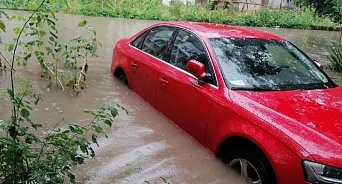 В Темрюкском районе ввели режим ЧС, затопило около 800 домов