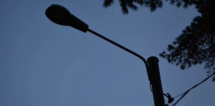 Жителям кубанской станицы организовали освещение улицы, выдав личные фонари