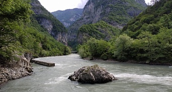 В Абхазии ищут упавшую в реку туристку из Татарстана