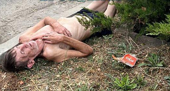 «У него анорексия, а возле ног – открытый люк!» На Кубани люди обеспокоены здоровьем худого мужчины, который лежит около дороги - медикам до него нет дела
