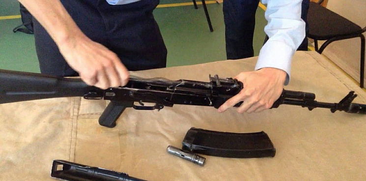 «Времена не выбирают»: российских школьников на уроках ОБЖ будут учить обращаться с оружием