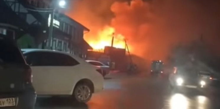 В Темрюкском районе сгорели склады винзавода «Долина»
