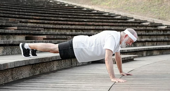 «Паркур жив!» В Краснодаре 65-летний мужчина продолжает заниматься спортом, несмотря на тяжёлую травму – ВИДЕО 