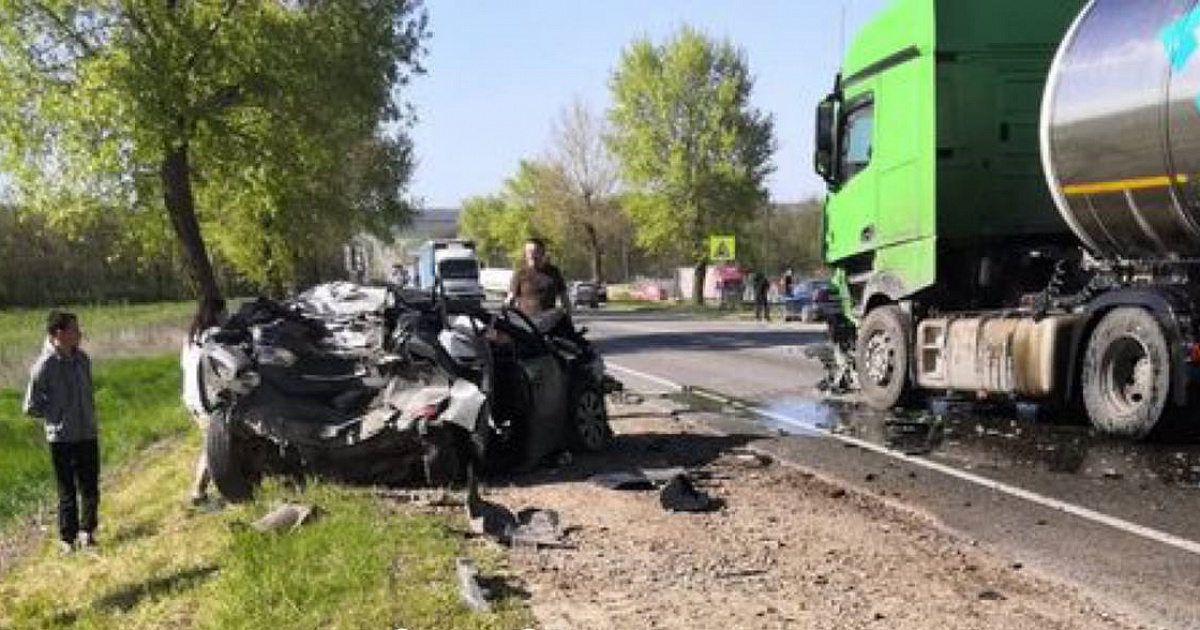 «Будьте осторожны, ребят!» В Краснодарском крае столкнулись пять легковушек и одна фура, есть пострадавший 