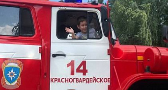 В Адыгее сотрудники МЧС прокатили 6-летнего мальчика на пожарной машине