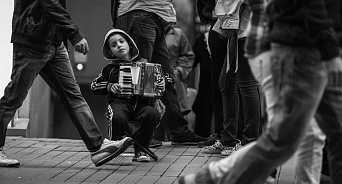 «Дети в рабстве у таланта или у взрослых?» Жители Новороссийска беспокоятся за школьников, которые сутками зарабатывают музыкальной игрой на набережной - ВИДЕО