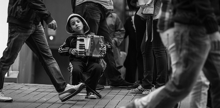 «Дети в рабстве у таланта или у взрослых?» Жители Новороссийска беспокоятся за школьников, которые сутками зарабатывают музыкальной игрой на набережной - ВИДЕО
