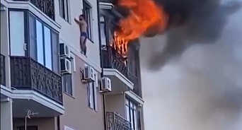 В Анапе мужчина спасался от пожара в доме, стоя на карнизе здания 