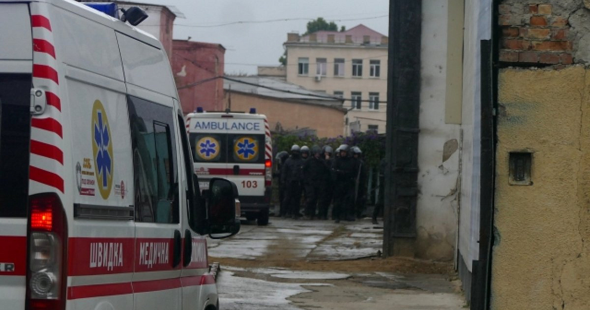 «Вырвала мужика из лап военкомата!» На Украине военкомы ловят мужчин с помощью машин скорой помощи – ВИДЕО