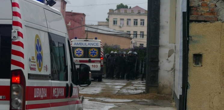 «Вырвала мужика из лап военкомата!» На Украине военкомы ловят мужчин с помощью машин скорой помощи – ВИДЕО