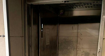 «Лифт с печальной судьбой»: в Краснодаре кто-то пытался отодрать панель неработающего лифта для инвалидов на улице Петра Метальникова – ВИДЕО