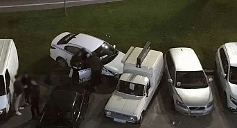 В Краснодаре таксист снес восемь столбов и разбил пять машин на парковке