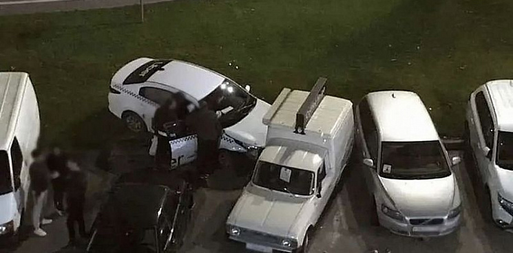 В Краснодаре таксист снес восемь столбов и разбил пять машин на парковке