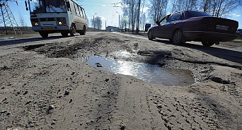 «Дети застрянут, тогда и засыплем!» Под Краснодаром грузовики, автобусы и автомобили не могут объехать огромную яму